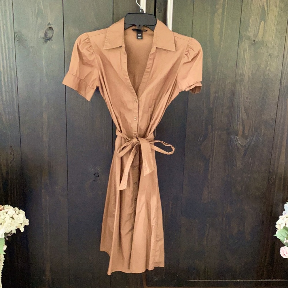 H &M size 4 camel colored button up dress.  Little below knee and I am 5’7”.